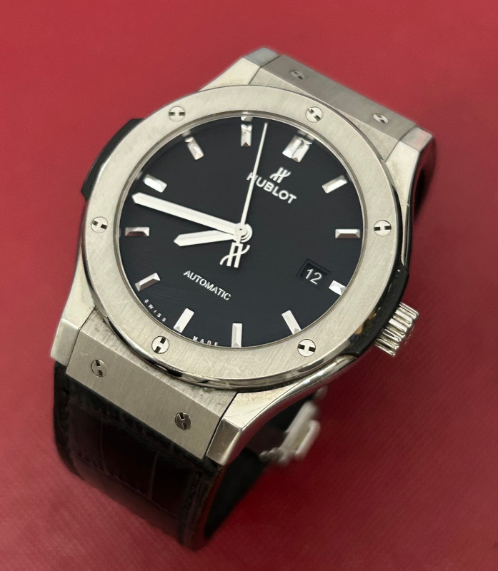 Hublot Classic Fusion 42mm, reference 542.NX.1171.RX, titanium case, 42mm diameter, black dial, automatic movement, leather strap, excellent condition, almost no wear.